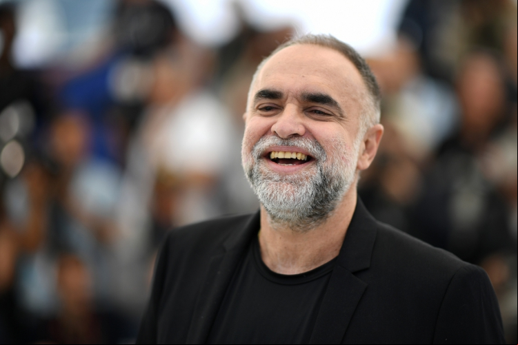 Karim Aïnouz retorna ao Festival de Cannes em 2021 com novo documentário. Na foto, o cineasta em apresentação do longa "A Vida Invisível" no mesmo evento, em 2019