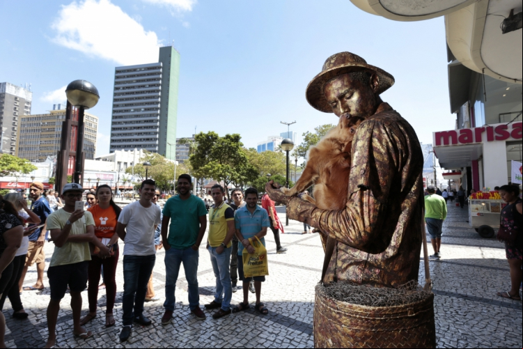 Acompanhado de sua cadelinha Jaspe Esmeralda, o artista de rua venezuelano fez da Praça do Ferreira palco de suas atrações