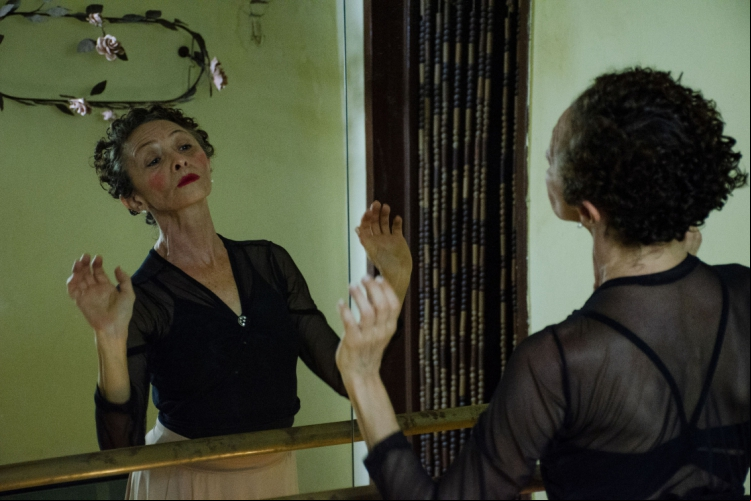 Marcélia Cartaxo interpreta Pacarrete, personagem do interior do Ceará retratada em filme de Allan Deberton