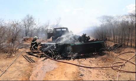 O fogo destruiu o caminhão e os corpos ficaram carbonizados  