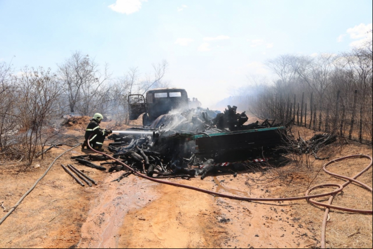 O fogo destruiu o caminhão e os corpos ficaram carbonizados (foto: foto: Rofolfo Lira/ portal Al...
