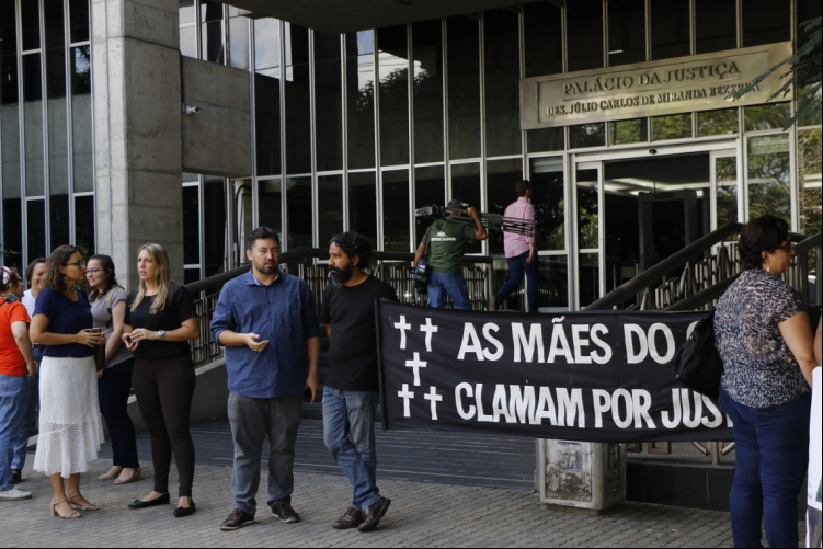 Protesto, ontem, no Fórum, durante julgamento dos PMs no caso da Chacina da Grande Mess...
