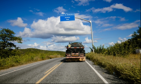 CE-176, entre os municípios de Tauá e Arneiroz. (FOTO: JÚLIO CAESAR/O POVO) 