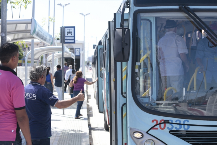 ageiros das linhas de ônibus deverão realizar o embarque e desembarque junto às calçadas