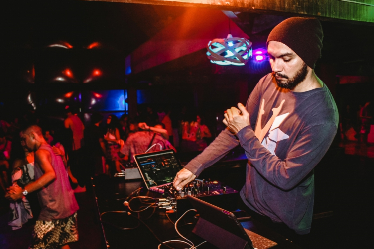 Dj Bandit toca o reggae jamaicano
