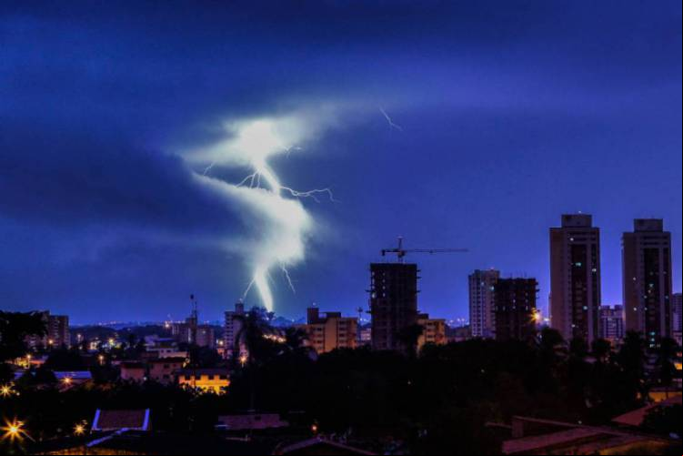 Imagem ilustrativa de chuva com relâmpagos