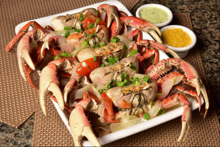 Na "Quinta do Caranguejo", cresce a procura pelo item em restaurantes e barracas de praia, além de peixes e camarões