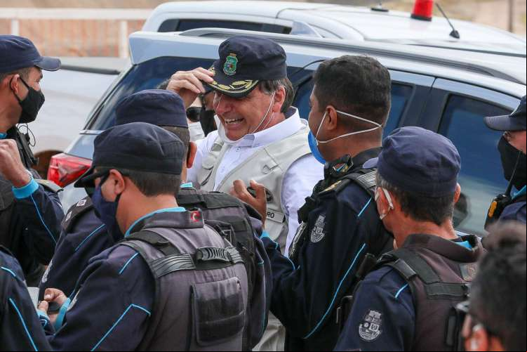 Bolsonaro em Penaforte, Ceará, em 26 de junho de 2020, na chegada das águas da transposição do rio São Francisco. Presidente tirou chapéu de policial e pôs na cabeça em plena pandemia em momento particularmente crítico