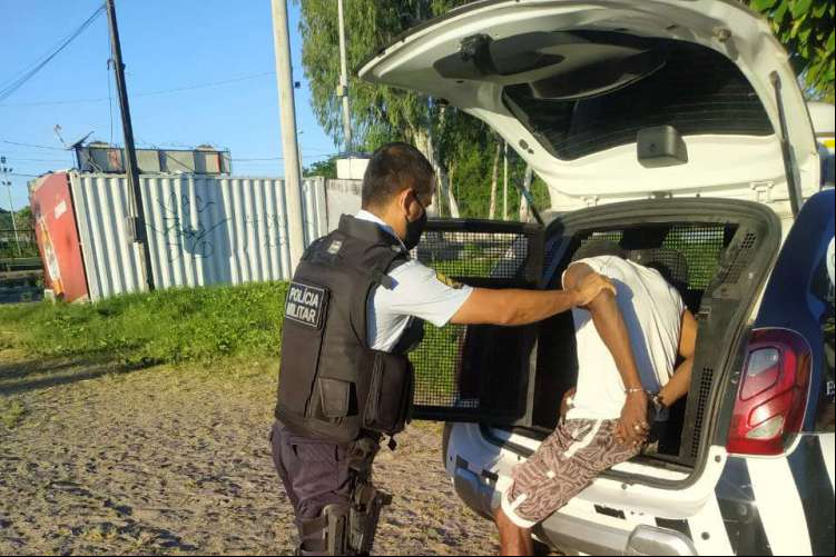 O homem aguardou a vítima sair do trabalho para atacá-la