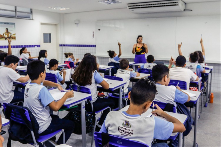 A lei beneficia professores que atuaram em períodos em que houve ree a menos da União ao Fundef e ao Fundeb