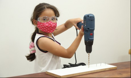 Yandra Marinho Siquara Lima, aluna do Antares do Primeiro ano do Ensino Fundamental, já em prática com a cultura maker (Foto João Filho) 