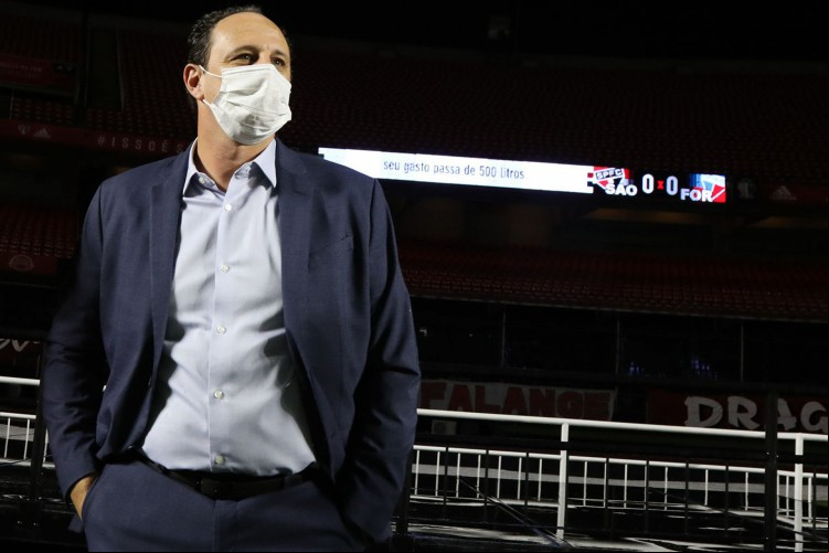 Técnico Rogério Ceni no gramado do Morumbi antes do jogo São Paulo Futebol Clube x Fortaleza Esporte Clube pelo Campeonato Brasileiro Série A