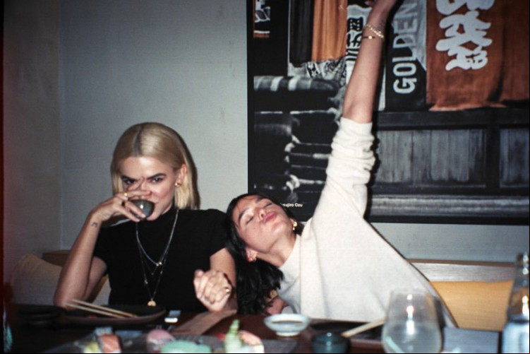 Amigas na vida pessoal, Bruna Marquezine e Manu Gavassi trabalharão juntas em projeto da Netflix