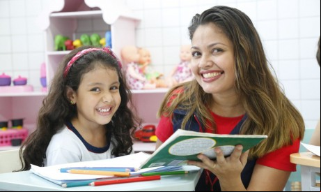 Giovana Torres Rodrigues, aluna do 1º ano ensino fundamental do Colégio Antares, desenvolvendo o pensamento crítico com ajuda da Tia Naiany (Foto: Divulgação) 