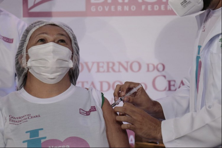 Ministério recomenda que os profissionais sejam imunizados preferencialmente com a Pfizer