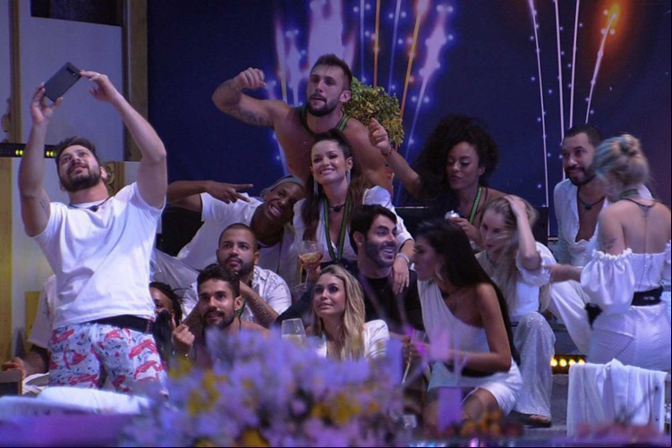 A primeira festa do Big Brother Brasil foi no tema Réveillon
