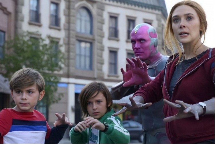 Visão (Paul Bettany) e Feiticeira Escarlate (Elizabeth Olsen) com os filhos, a família Maximoff unida