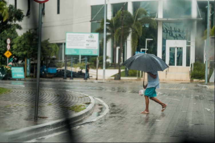 FORTALEZA, CE, BRASIL, 08-03-.2021: Em dia de chuva em Fortaleza parte da população que saiu de casa se protege com guarda-chuva. Praça portugal - Fortaleza. ( Foto: Júlio Caesar/O POVO)