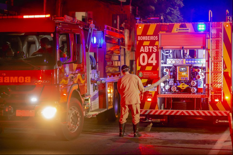 FORTALEZA, CE, BRASIL, 27.03.2021: Incêndio na Loja LOBOTEX loja de tecidos no bairro Antônio Bezerra, muitos carros de bombeiros para apagar as chamas.