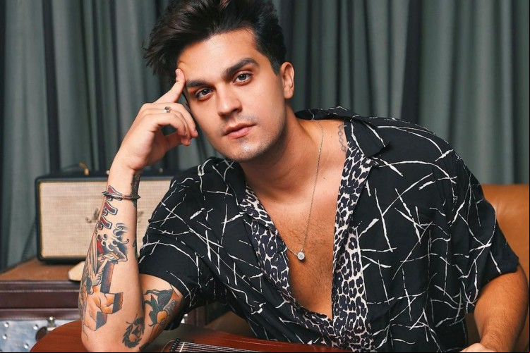 Cantor Sertanejo Luan Santana afirmou, no programa Altas Horas, que está namorando; em agosto, ele havia dito o mesmo a uma fã