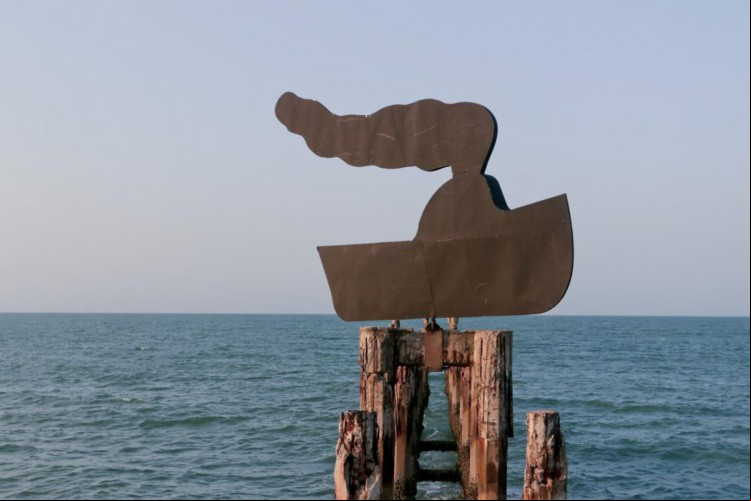 'La Femme Bateau', de Sérvulo Esmeraldo, não está na Praia de Iracema desde 2018 (Foto: Mateus Dantas em 29/09/2017)