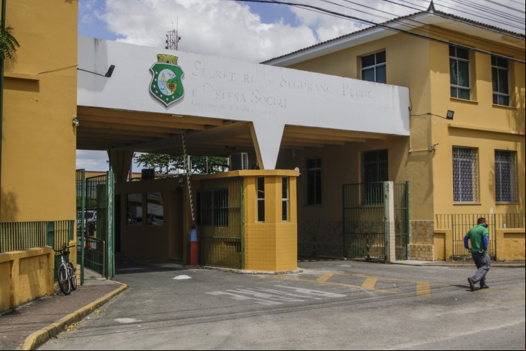 Imagem de apoio ilustrativo - Fachada da SSPDS. Equipes da Polícia Militar, da Polícia Civil e da Polícia Forense trabalham nas investigações das duas chacinas ocorridas no Ceará