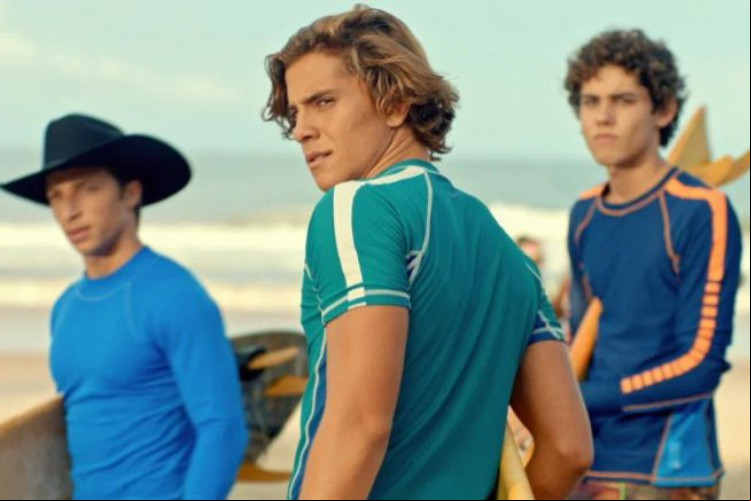 Marino Canguçú, André Lamoglia e Bruno Astuti interpretam surfistas em Juacas, série brasileira produzida pela Disney