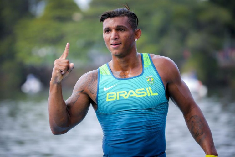 O brasileiro Isaquias Queiroz avançou diretamente ás semifinais da canoagem velocidade individual 1000m