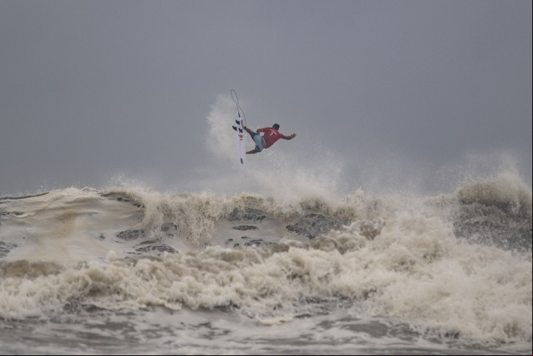 Brasileiro Ítalo Ferreira durante as quartas de final do Surf masculino na Praia de Surf de Tsurigasaki, em Chiba, nos Jogos Olímpicos de Tóquio 2020.