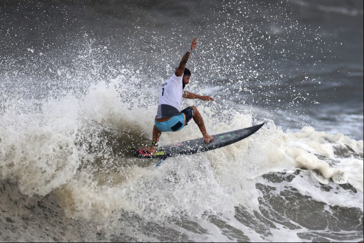 Ítalo conquistou a primeira medalha de ouro na história do surfe olímpico. 