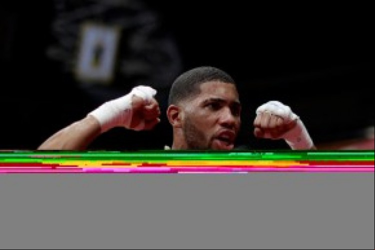 O brasileiro Hebert Sousa comemora a vitória contra o russo Gleb Bakshi após a semifinal de boxe masculino médio (69-75kg) durante os Jogos Olímpicos de Tóquio 2020
