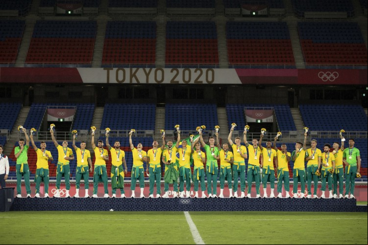 Seleção masculina de futebol subiu ao pódio com uniforme de marca concorrente ao patrocinador do Comitê Olímpico Brasileiro
