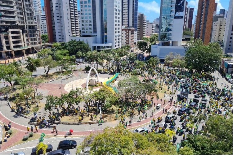 Manifestantes chegam à Praça Portugal, em Fortaleza, em ato a favor de Jair Bolsonaro neste feriado de 7 de setembro.
