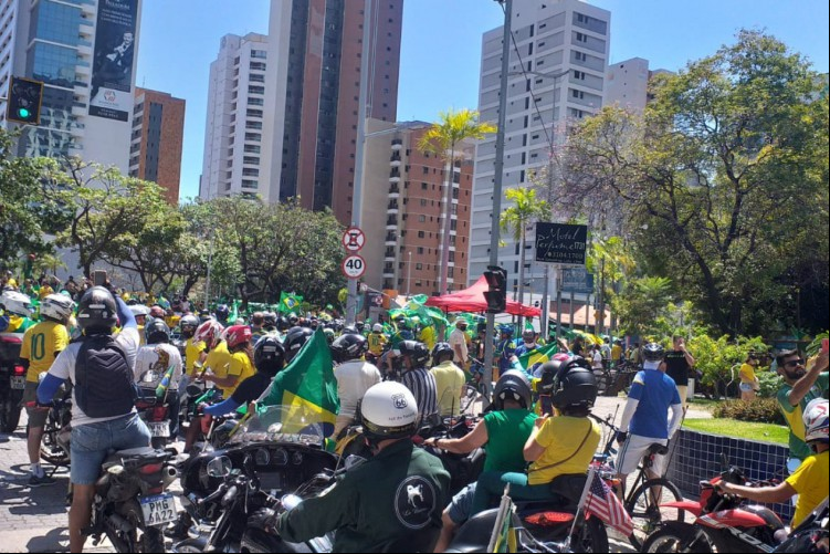 Manifestantes estão reunidos na Praça Portugal, em Fortaleza