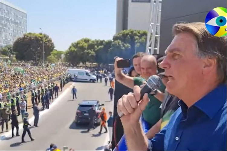 Presidente discursa para apoiadores durante ato em Brasília