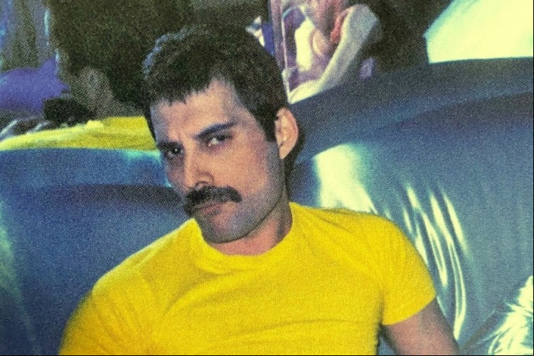 Freddie Mercury teria feito 75 anos em 5 de setembro. Ele morreu de pneumonia decorrente da Aids em 1991