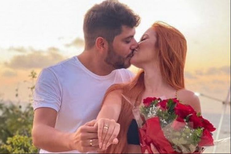 Yugnir Ângelo, de 34 anos, pediu Mirela Janis, 23, em casamento nesta quinta-feira, 23