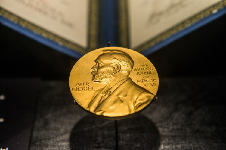 Além de receber a quantia equivalente a R$ 6,1 milhões, os vencedores ganham uma medalha de ouro de 18 quilates com a imagem de Alfred Nobel e um diploma