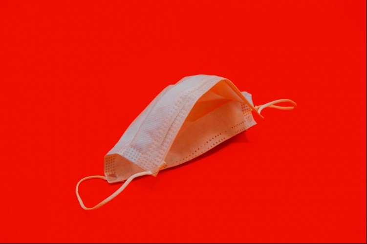 Um novo problema surgiu junto do protagonismo das máscaras no cotidiano da pandemia: o descarte desses produtos de proteção