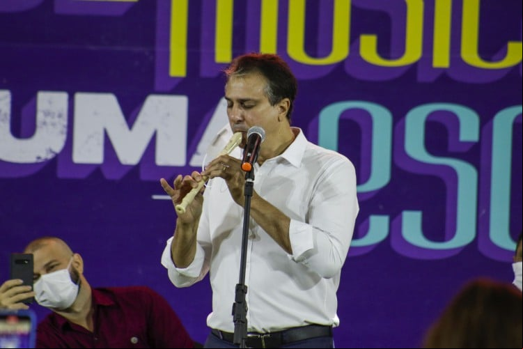GOVERNADOR improvisou apresentação de flauta