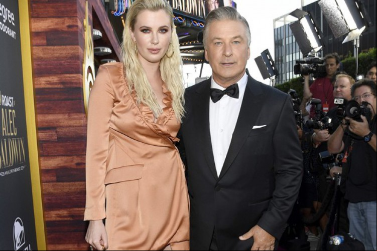 Ireland Baldwin, filha de Alec Baldwin, revela estar sofrendo ameaças após acidente que matou diretora de fotografia do filme