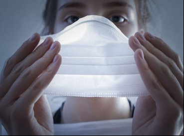 Uso de máscara para proteção contra o novo coronavírus. 