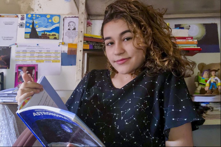 Apaixonada por astronomia, a cearense Maria Larissa Pereira Paiva, ou Larittrix - como gosta de ser chamada - participou em junho deste ano do projeto Caça aos Asteroides da NASA. Foi nesse projeto que a jovem, de 16 anos, encontrou um asteroide nunca antes detectado. Residente de Pires Ferreira, município localizado na microrregião de Ipu, Larissa é uma jovem que desde a infância teve curiosidade a respeito do espaço sideral. Quando criança, ela costumava irar o céu de Pires Ferreira.