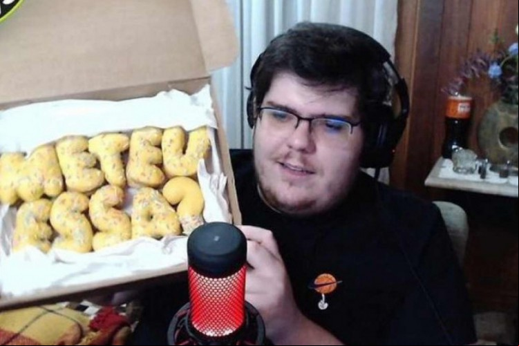 Com sua espontaneidade, Casimiro, de 28 anos de idade, consegue transformar frases simples em bordões de sucesso; conheça o torcedor do Vasco que é streamer de Twitch e YouTube, além de curiosidades sobre quanto ganha e se tem namorada