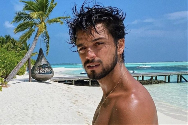 De acordo com o colunista, o ator global Rodrigo Simas está entre os possíveis selecionados para o grupo 'Camarote' do BBB 22