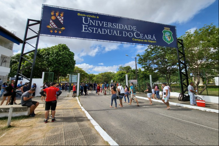 Uece realiza concurso para professor