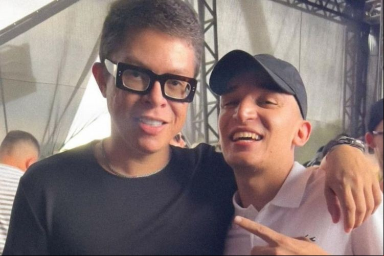 Além de posar com DJ Ivis, o cantor João Gomes escreveu uma mensagem de apoio e benção ao colega, que foi preso por agredir a ex-esposa, Pamella Holanda