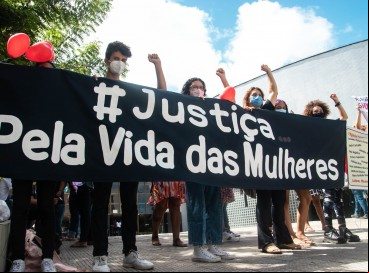 Foto de apoio ilustrativo. Dez feminicídios já foram registrados no Ceará neste ano. Na foto, um protesto em frente ao Clóvis Beviláqua cobrando o fim da violência de gênero e justiça por Stefhani Brito, morta pelo ex-namorado 