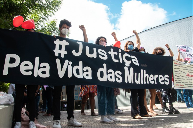 Foto de apoio ilustrativo. Dez feminicídios já foram registrados no Ceará neste ano. Na foto, um protesto em frente ao Clóvis Beviláqua cobrando o fim da violência de gênero e justiça por Stefhani Brito, morta pelo ex-namorado