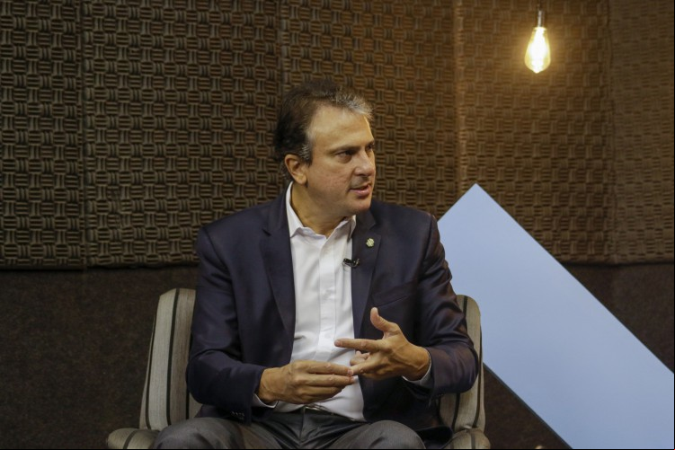 Governador Camilo Santana afirmou que o Estado não vai seguir recomendação do Ministério da Saúde, que prevê exigência de receita médica para aplicar o imunizante nessa faixa etária